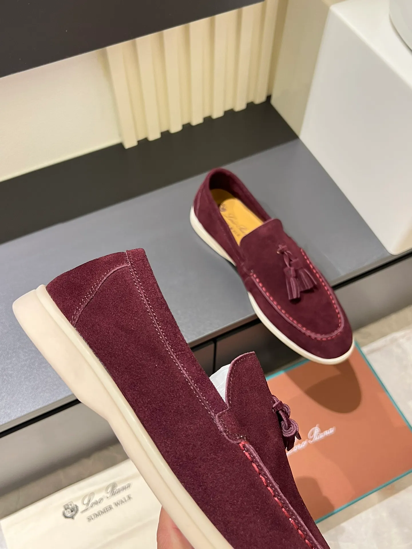 Men's shoes 💰p360 "Loro men's shoes 💰pian'*" Classic L men's shoes for couples 💰p Top version British flat loafers, a must-have item in old money style, the minimalist design is eye-catching and durable, a plus point for dressing The soft foot feel and texture are outstanding. They don’t scratch your feet and are very nice. They are matched with soft and waxy soles. They can be worn daily for a long time without getting tired. They are easy to wear, versatile and classic items, with perfect foot feel and texture! Imported cashmere fabric, the lining is made of imported A-grade water-dyed cow lining, the top version of the genuine leather midsole is sewn with pure handmade mark thread! Size: Female 35-40 (34. Customized) Male 38-44 (45.46. Customized)